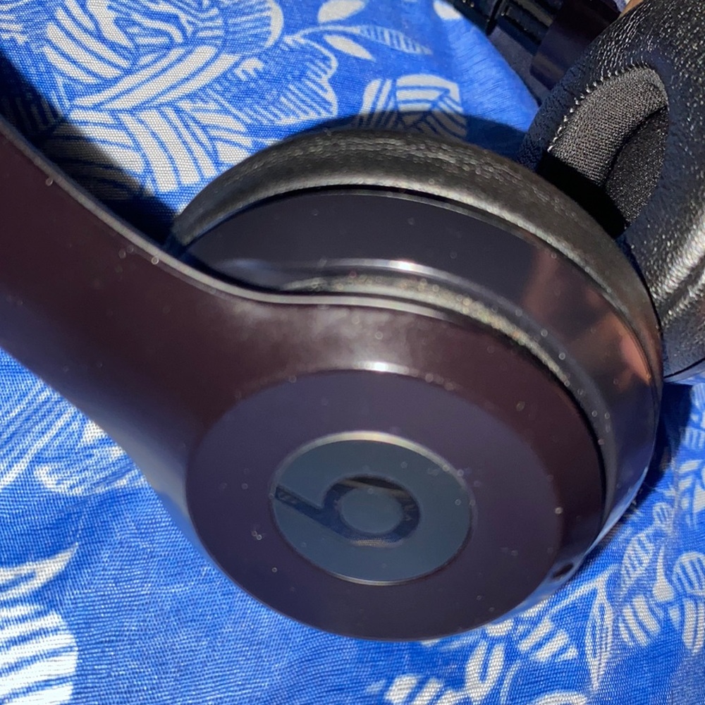 Doctor Dre beats, they’re noise canceling and comfortable. They last up to 40hrs